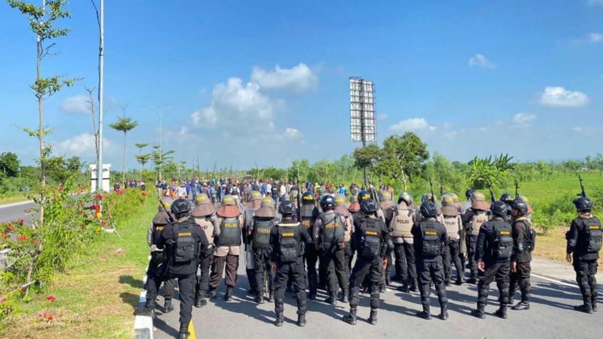 Polisi Halau Ratusan Warga Desa Ketare Yang Akan Serang Desa Segala Anyar