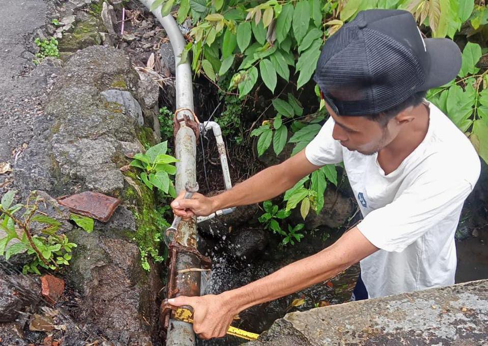 Tiara Sigap Lakukan Perbaikan Pipa di Desa Peresak