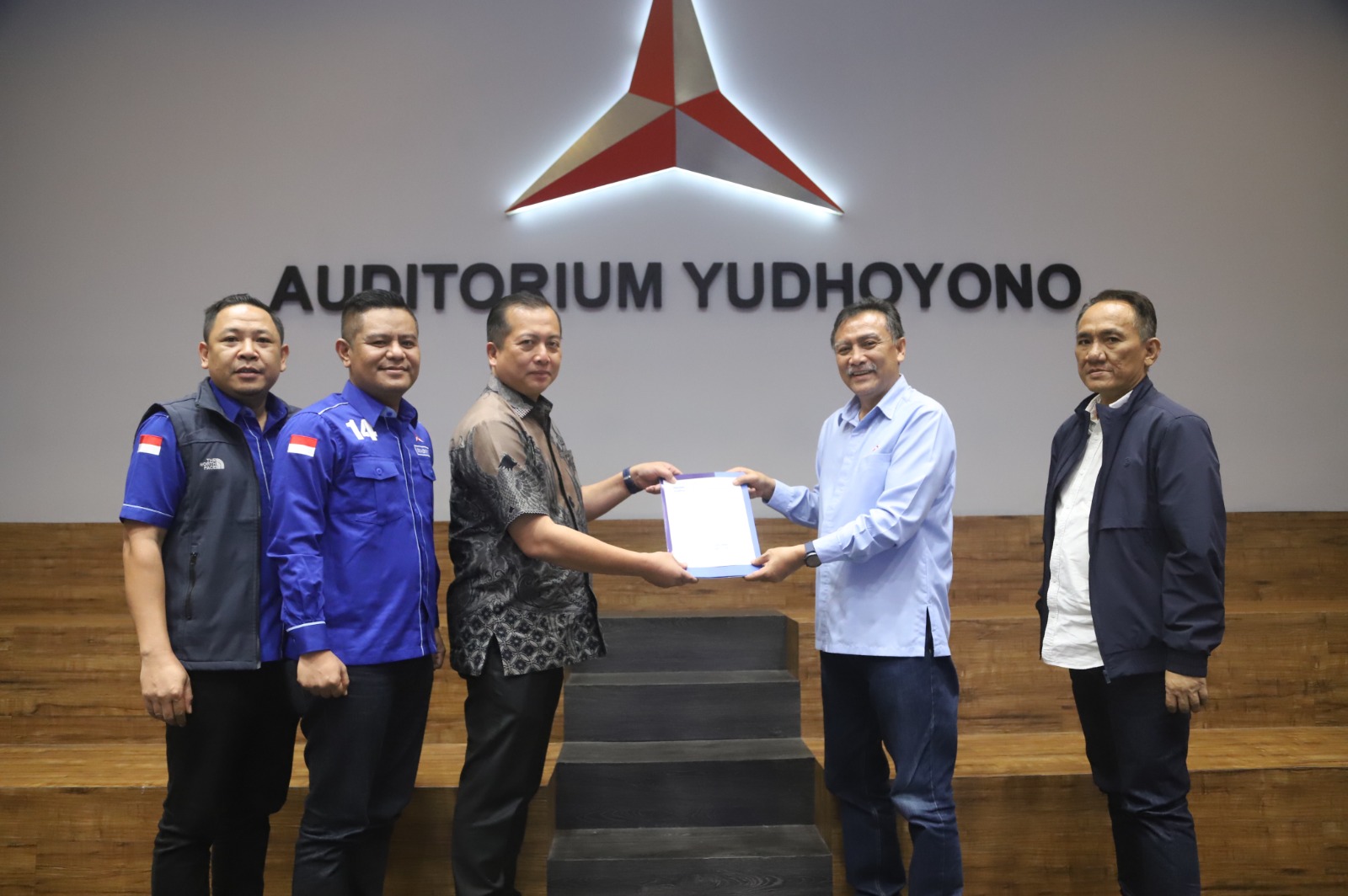 Maju Calon Gubernur NTB, Lalu Iqbal Terima Surat Tugas dari Partai Demokrat