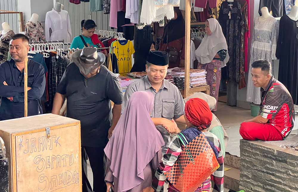 Sapa Pedagang di Pasar Renteng, Cagub Lalu Iqbal Terima Keluhan Soal Penataan